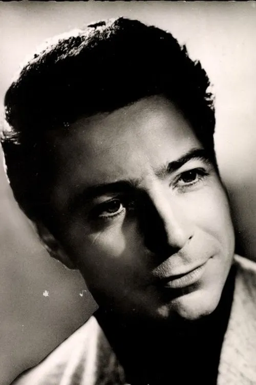 Peter Garden interpretando a Maximilian Sonntaler