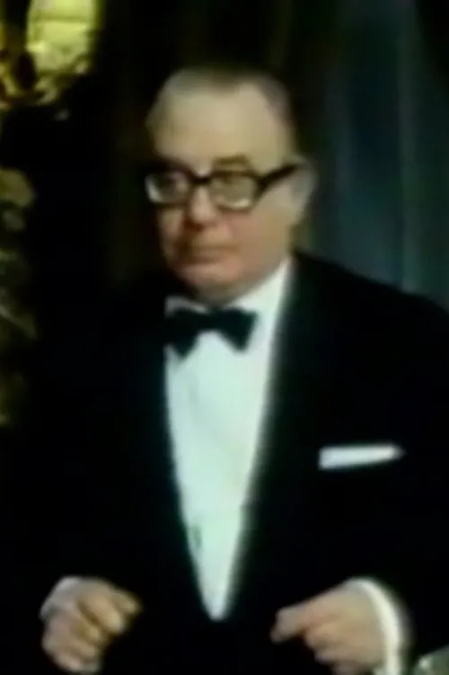 Peter Glaze interpretando a Station Booking Clerk