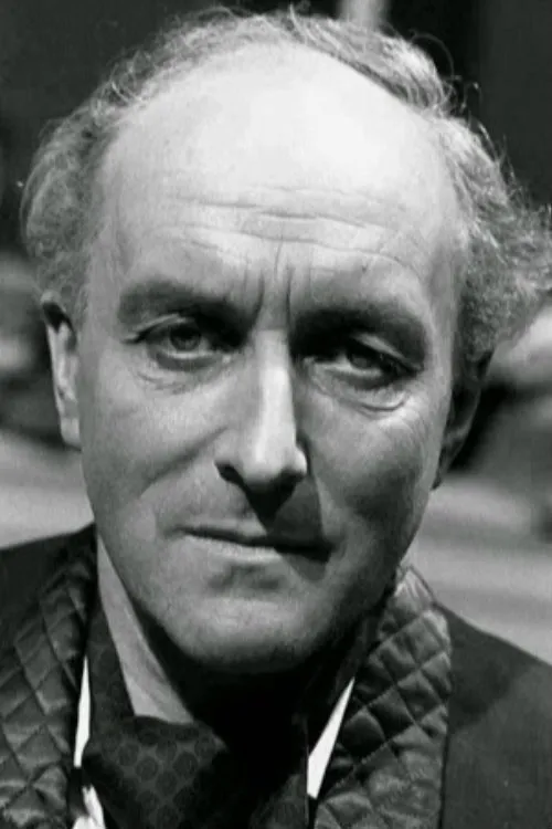 Peter Howell interpretando a Gerald Frankiss