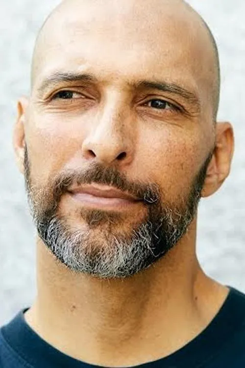 Peter Khouri interpretando a Janus