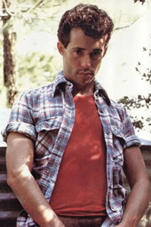 Peter King interpretando a