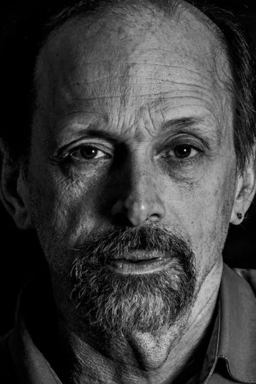 Peter Knox interpretando a Gabe Marshall