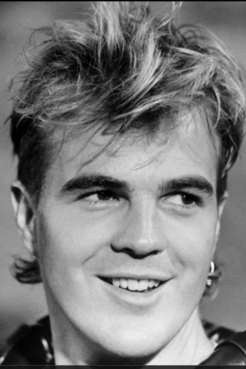 Peter Kowanko interpretando a Harris Pell (as Pete Kowanko)