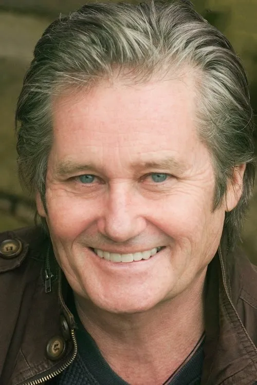 Peter Kowitz interpretando a Craig