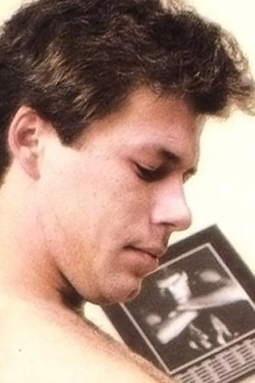 Peter Lash interpretando a