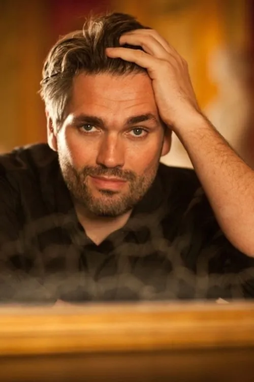 Peter Lodahl interpretando a Lucio