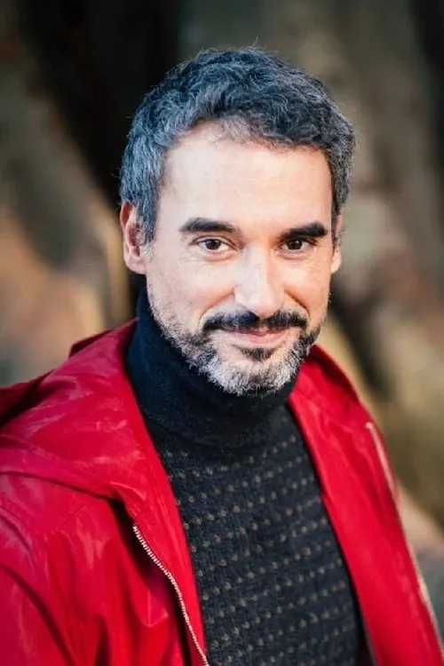 Peter Michael interpretando a Luis