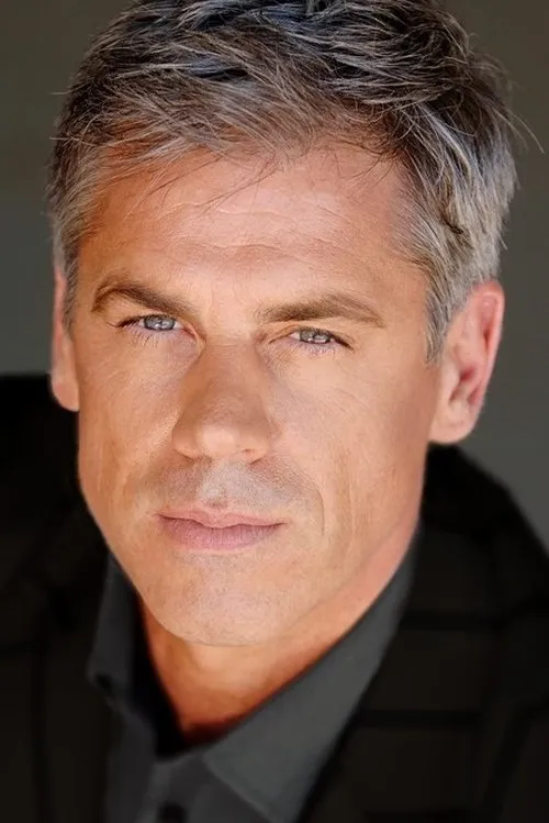 Peter Mochrie interpretando a Tim