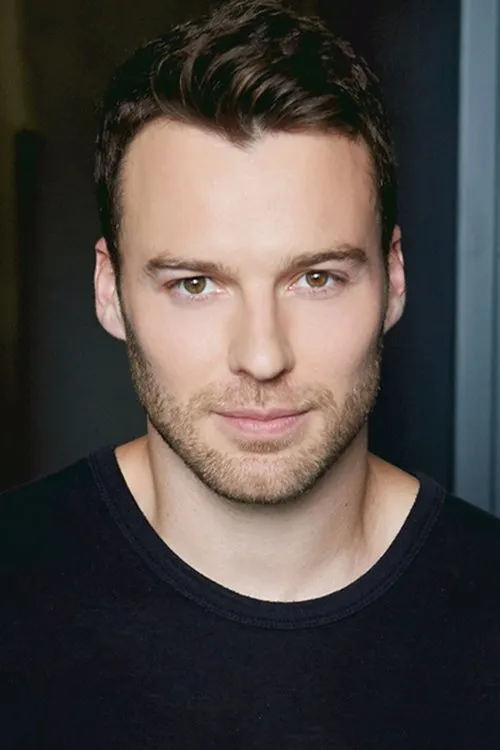 Peter Mooney interpretando a John Blume