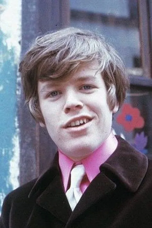 Peter Noone interpretando a Self