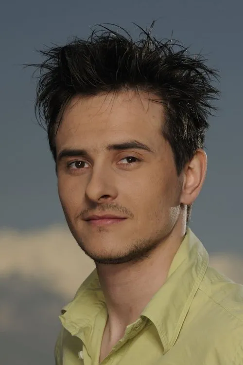 Peter Oszlík interpretando a policista