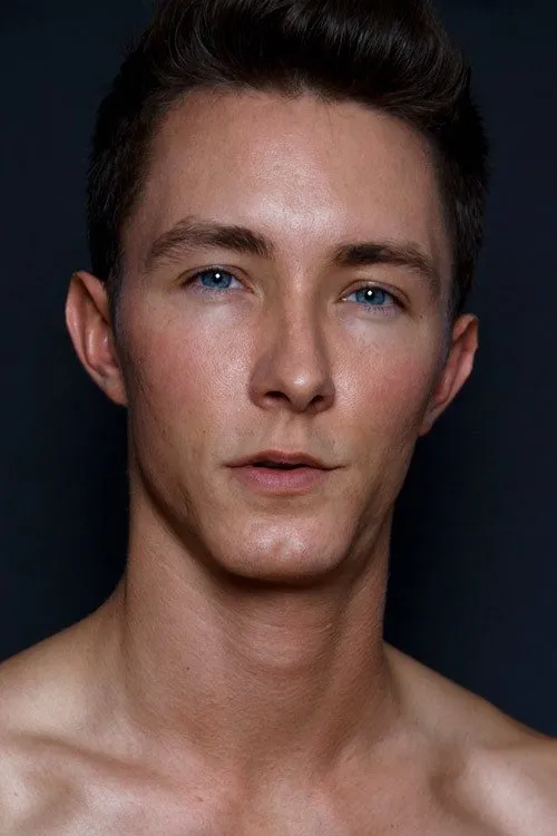 Peter Pounder interpretando a 