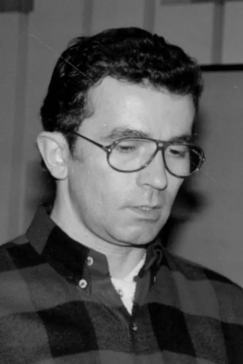 Peter Rašev interpretando a