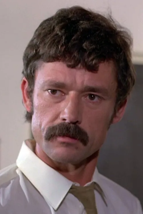 Peter Reusse interpretando a Mattes