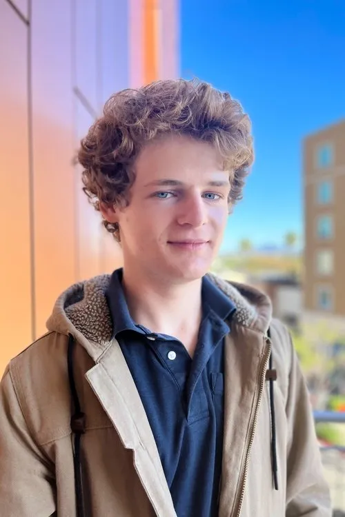 Peter Stella interpretando a Luke Ledger