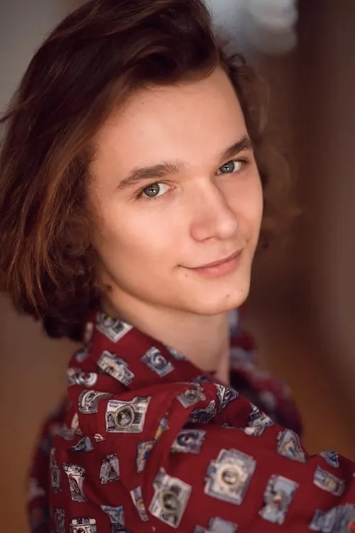 Petr Šimčák interpretando a Tomáš Hrobský