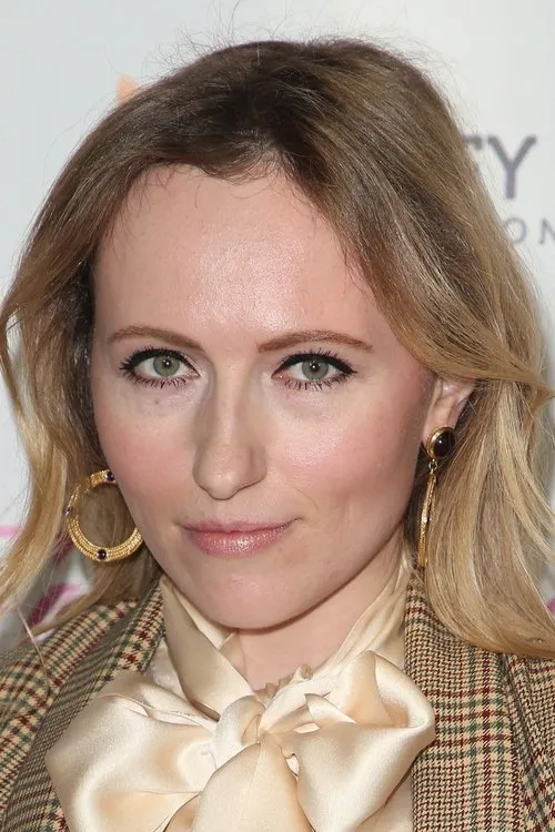 Petra Bryant interpretando a Lenka