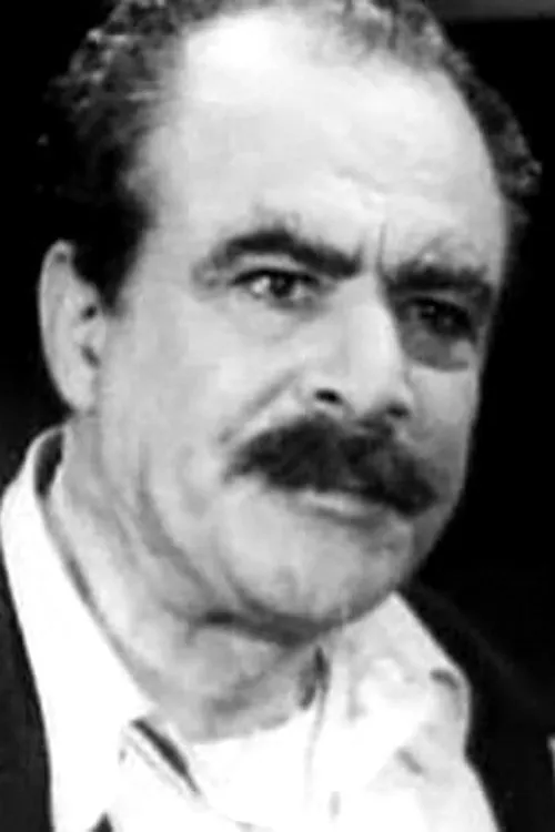 Πέτρος Κυριακός interpretando a band's leader