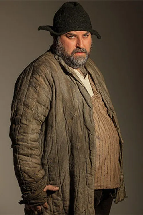 Petyo Cekov interpretando a Arhimandrit Vasilyi