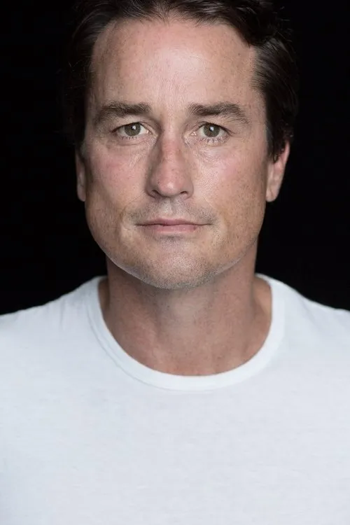 Phil Brown interpretando a Troy