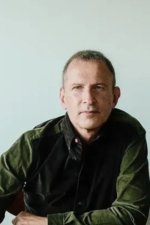 Phil Buckle interpretando a Self (Guitar)