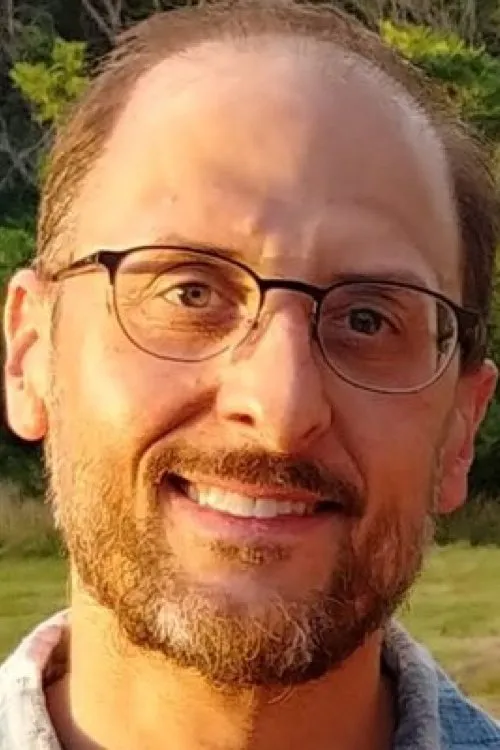 Phil Daquila interpretando a Mere Mortal