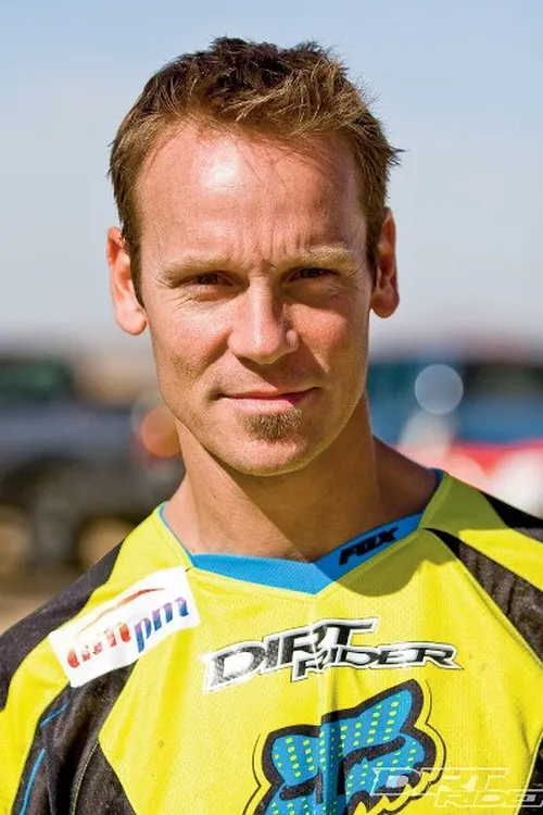 Phil Lawrence interpretando a Rider