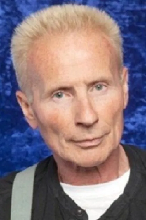 Phil Mogg interpretando a