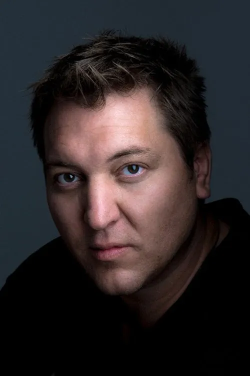 Phil Popp interpretando a Joe