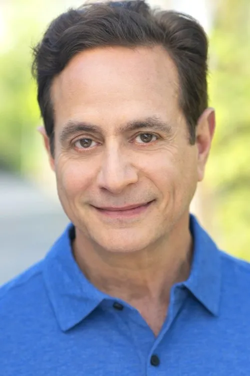 Philip Schaefer interpretando a Dr. Gotoh