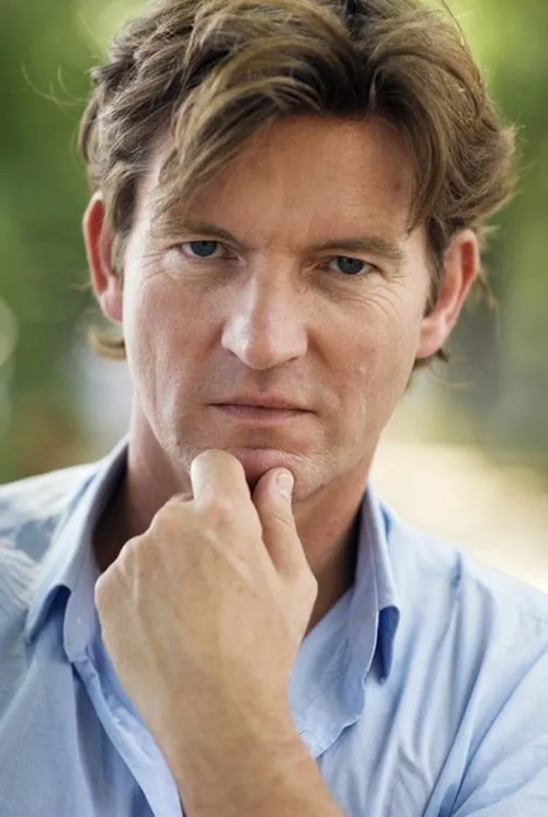 Philipp Moog interpretando a Dirk Engel