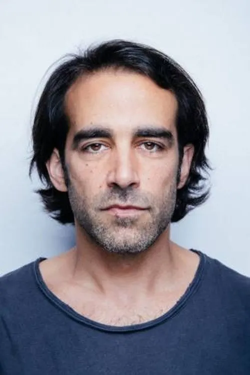 Philipp Stix interpretando a Bobby Lugano