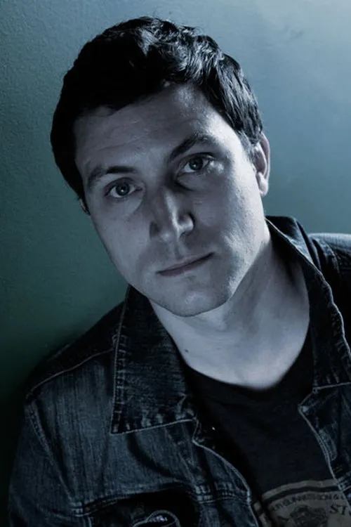 Philippe Buckland interpretando a Lucky 7