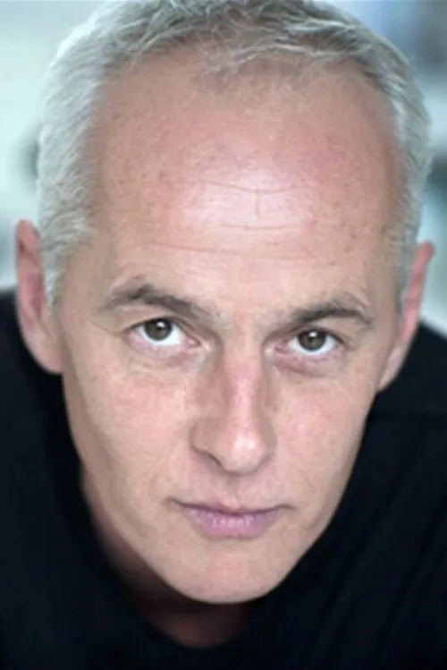 Philippe Cotten interpretando a 