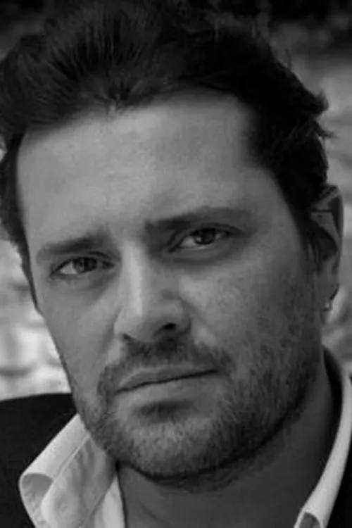 Philippe Cura interpretando a André Markovicz