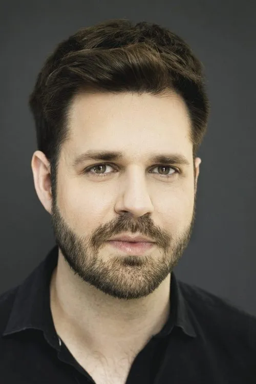 Philippe Gougeon interpretando a Simon