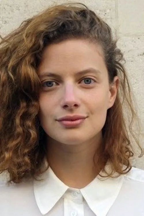 Philippine Martinot interpretando a Julie Leroux