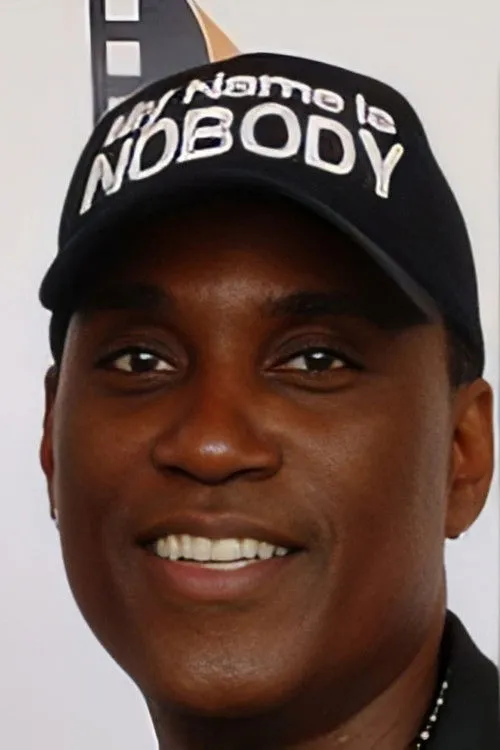 Phillip Penza interpretando a Reggie