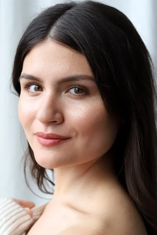 Phillipa Soo interpretando a Thelma (voice)