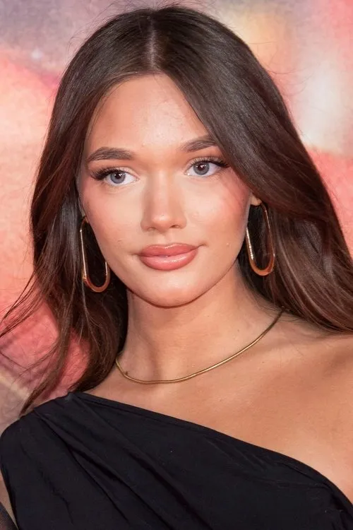 Phoebe Tomlinson interpretando a Self