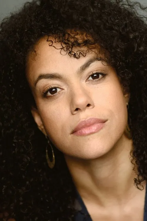 Phyllis Johnson interpretando a Hollis