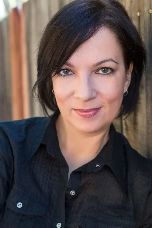 Pia Thrasher interpretando a Marina Hoffman