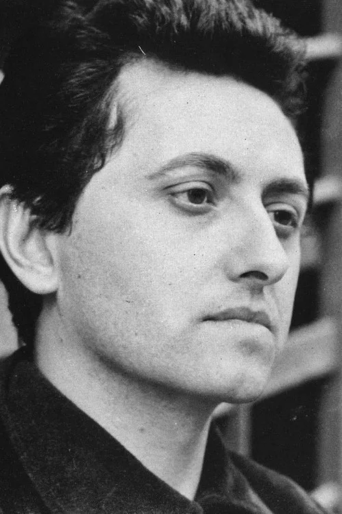 Pier Luigi Modesti interpretando a Dr. Loris