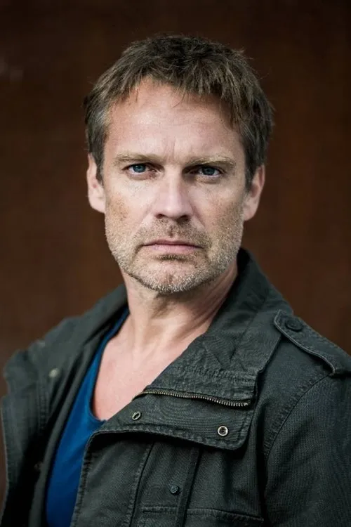 Pierre Besson interpretando a Wolf