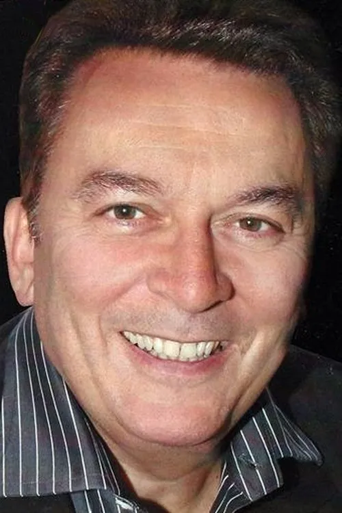 Pierre Guillermo interpretando a Arnaud