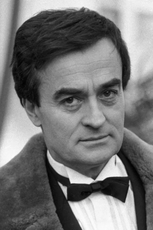 Pierre Hatet interpretando a Grand-père