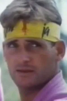 Pierre Kirby interpretando a Neal Brown