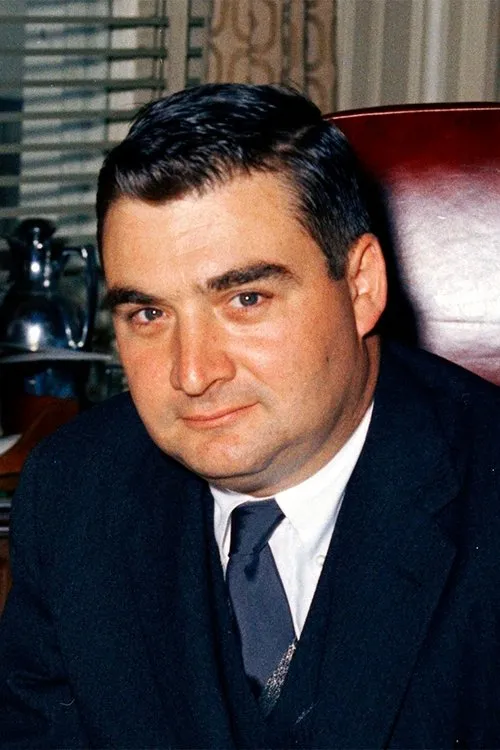 Michael Dobbs ha trabajado con Pierre Salinger en 1 ocasiones