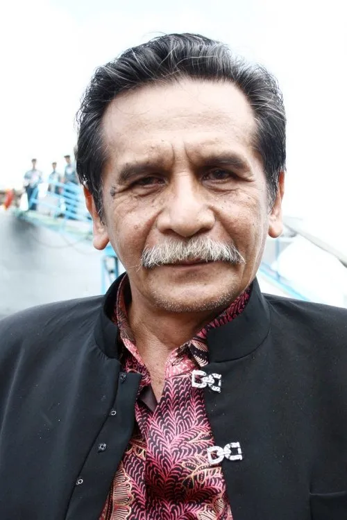 Piet Pagau interpretando a Viona's father