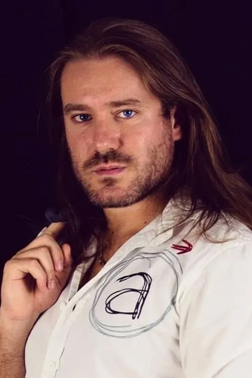 Pietro Sala interpretando a Agente Graziuso